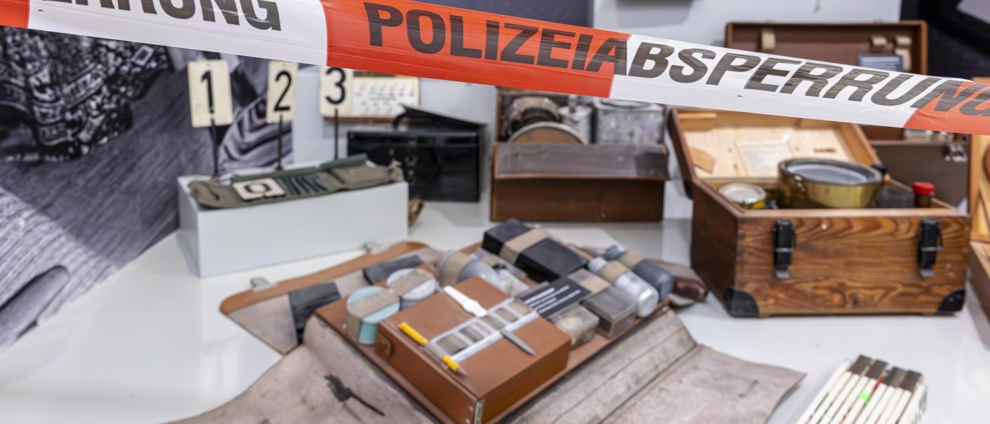 Ausstellungsst&uuml;cke im Polizeimuseum Stuttgart, darunter alte Polizeiausr&uuml;stung und Beweismaterial, hinter einem Absperrband mit der Aufschrift 'POLIZEIABSPERRUNG'., &copy; Stuttgart-Marketing GmbH, Sarah Schmid