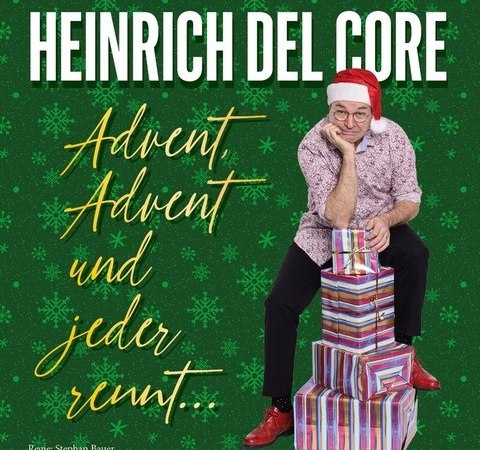 Mann mit Weihnachtsmütze sitzt auf Geschenken. Text: "Heinrich Del Core, Advent, Advent und jeder rennt...". Grüner Hintergrund mit Schneeflocken., © Renitenztheater Stuttgart e.V. Mann mit Weihnachtsmütze sitzt auf Geschenken. Text: "Heinrich Del Core, Advent, Advent und jeder rennt...". Grüner Hintergrund mit Schneeflocken., © Renitenztheater Stuttgart e.V.