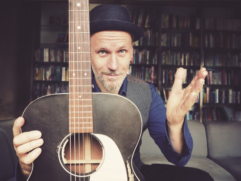Axel Nagel mit seinem Instrument, der Gitarre, © Pressefoto
