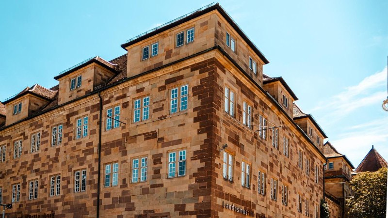 Das Altes Schloss in Stuttgart mit dem Schild des Landesmuseums W&uuml;rttemberg vor blauem Himmel., &copy; Stuttgart Marketing GmbH, Sarah Schmid