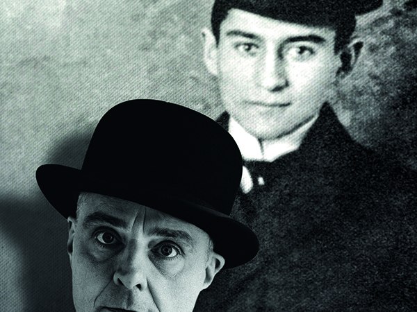 Ein Mann mit Melone und ernstem Blick steht vor einem alten Foto eines anderen Mannes mit Melone. Beide tragen Anz&uuml;ge., &copy; Renitenztheater Stuttgart e.V.