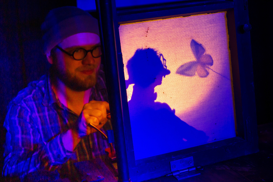 Rodolfo und sein Schmetterling im magischen Schattenspiel., © Artisanen Rodolfo und sein Schmetterling im magischen Schattenspiel., © Artisanen