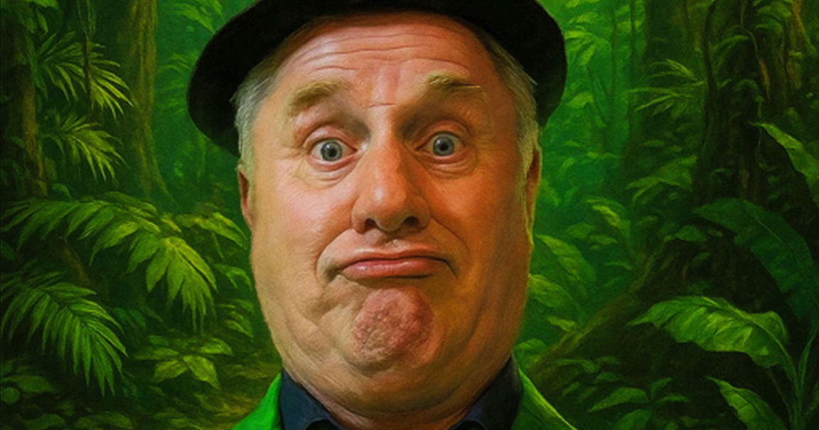 Ein Mann mit einem lustigen Gesichtsausdruck steht vor einem dichten, grünen Dschungelhintergrund. Er trägt einen Hut und ein grünes Jackett., © Bernd Kohlhepp Ein Mann mit einem lustigen Gesichtsausdruck steht vor einem dichten, grünen Dschungelhintergrund. Er trägt einen Hut und ein grünes Jackett., © Bernd Kohlhepp