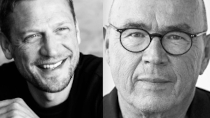 Two men in a black and white photo. On the left a smiling man, on the right a man with glasses. Both are looking directly into the camera., &copy; Renitenztheater Stuttgart e.V.