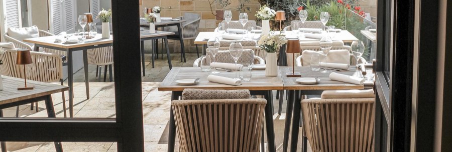 Elegante Terrasse mit gedeckten Tischen, Stühlen und Pflanzen im Hintergrund. Die Tische sind mit Gläsern, Tellern und Blumen dekoriert., © New Josch, Stuttgart Elegante Terrasse mit gedeckten Tischen, Stühlen und Pflanzen im Hintergrund. Die Tische sind mit Gläsern, Tellern und Blumen dekoriert., © New Josch, Stuttgart