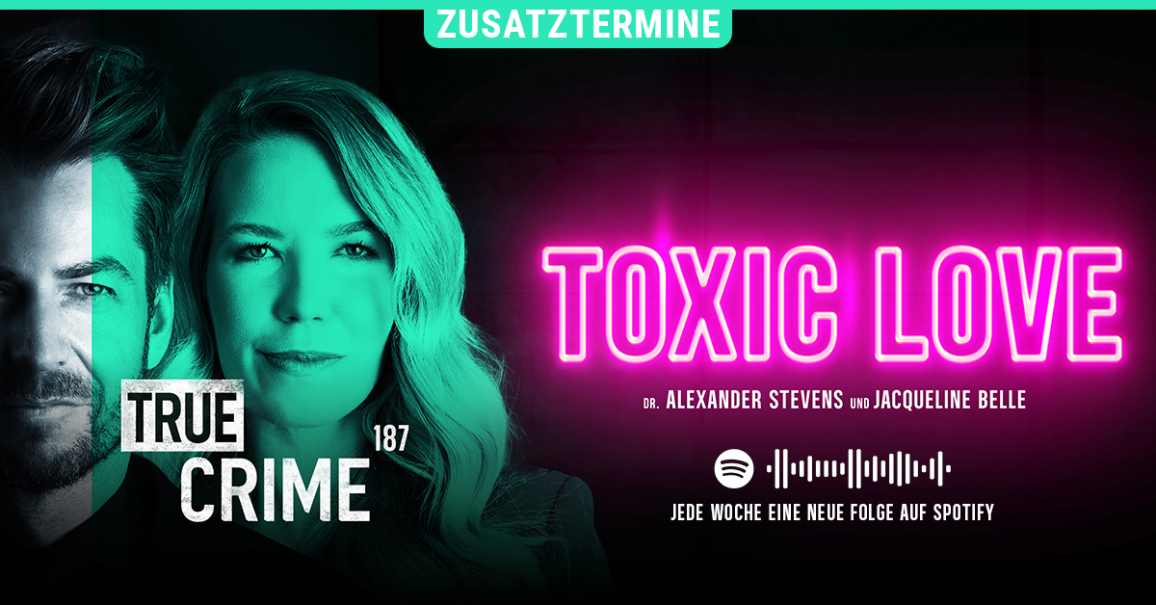 Werbung f&uuml;r den Podcast 'True Crime - Toxic Love' mit Alexander Stevens und Jacqueline Belle. Der Titel ist in leuchtendem Pink hervorgehoben., &copy; links im Bild