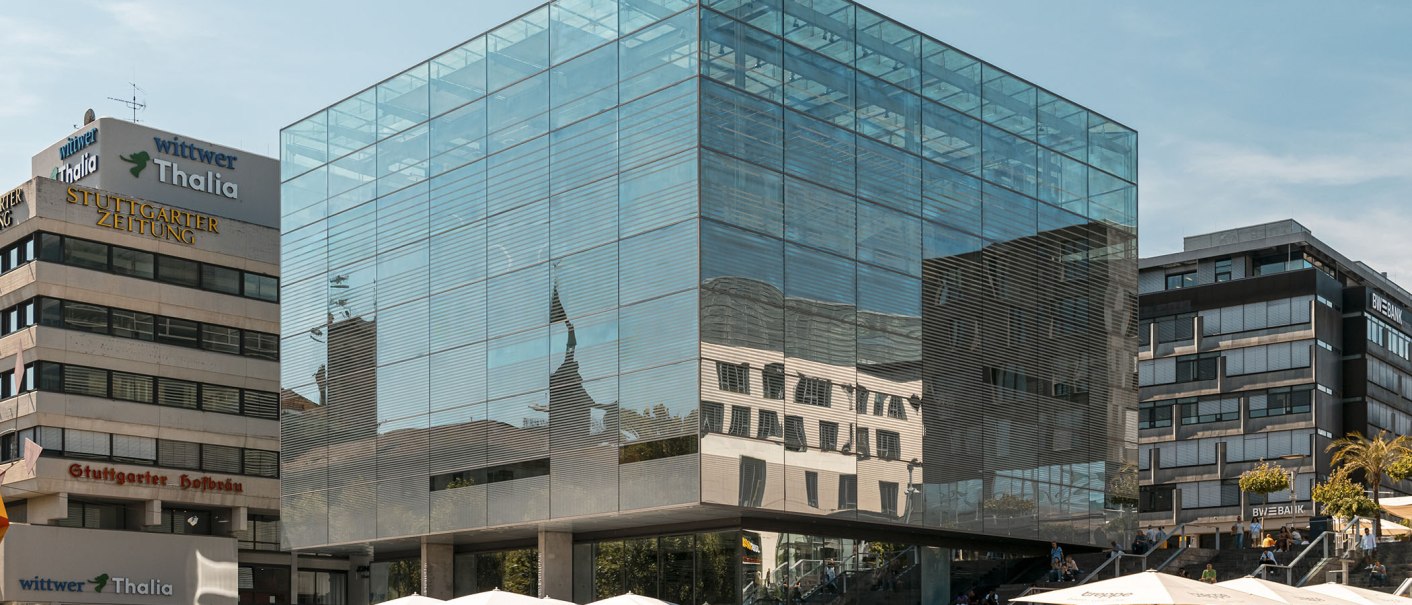 Das Kunstmuseum Stuttgart mit seiner gläsernen Fassade, umgeben von Menschen und umliegenden Gebäuden bei sonnigem Wetter., © Stuttgart-Marketing GmbH, Sarah Schmid Das Kunstmuseum Stuttgart mit seiner gläsernen Fassade, umgeben von Menschen und umliegenden Gebäuden bei sonnigem Wetter., © Stuttgart-Marketing GmbH, Sarah Schmid