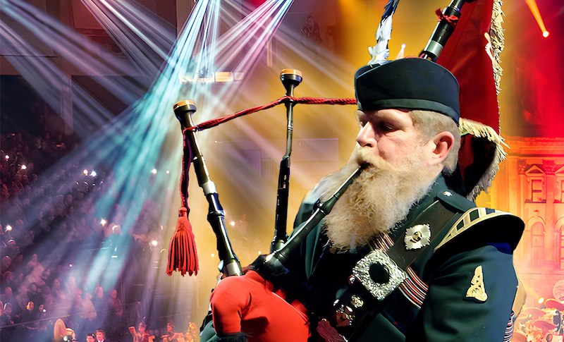 Ein Dudelsackspieler in traditioneller Uniform spielt auf einer B&uuml;hne. Bunte Lichter und ein gro&szlig;es Publikum im Hintergrund schaffen eine festliche Atmosph&auml;re., &copy; Musikparade GmbH