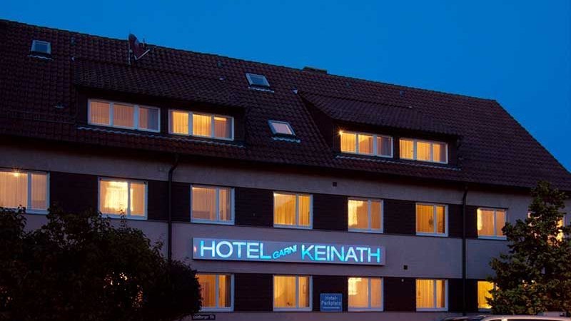 Hotel Keinath at night, illuminated windows, lettering "Zwei Sterne zum Wohlfühlen" above, cars in the foreground., © Hotel Keinath Hotel Keinath at night, illuminated windows, lettering "Zwei Sterne zum Wohlfühlen" above, cars in the foreground., © Hotel Keinath