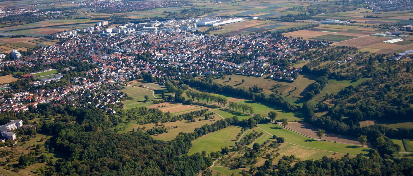Aerial view of Filderstadt: residential areas, agricultural land and green landscapes characterize the picture. Fields and buildings can be seen in the background., © Stuttgart-Marketing GmbH, Achim Mende Aerial view of Filderstadt: residential areas, agricultural land and green landscapes characterize the picture. Fields and buildings can be seen in the background., © Stuttgart-Marketing GmbH, Achim Mende