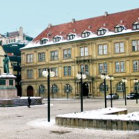 Prinzenbau am Schillerplatz Stuttgart mit Stiftsfruchtkasten links und Schillerdenkmal im Vordergrund Prinzenbau am Schillerplatz Stuttgart mit Stiftsfruchtkasten links und Schillerdenkmal im Vordergrund