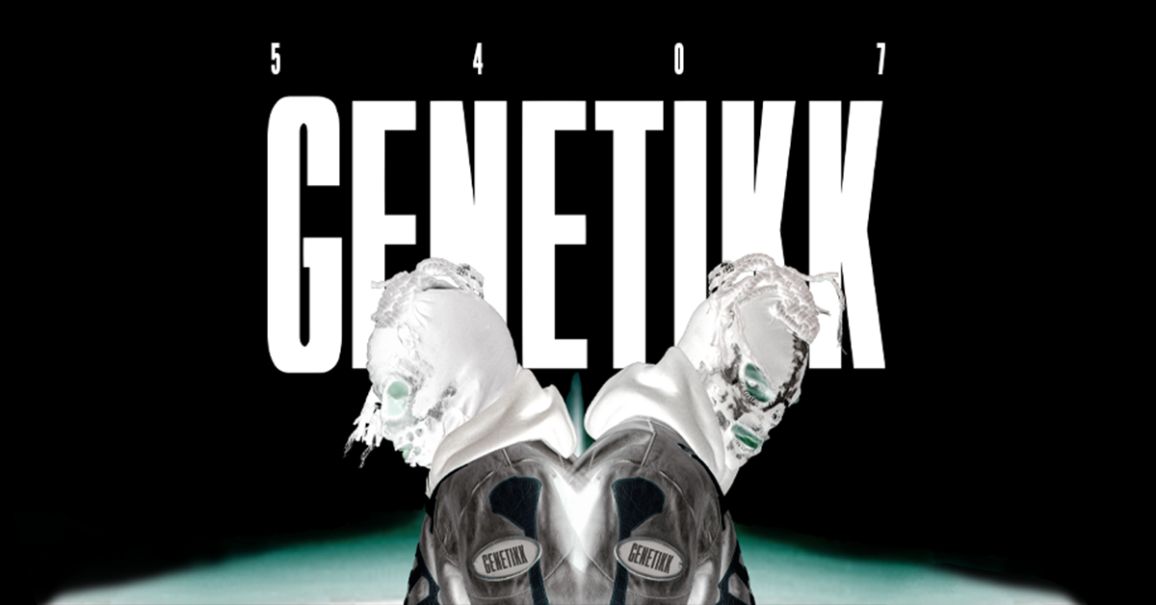 Zwei maskierte Figuren in spiegelbildlicher Anordnung vor dem Schriftzug 'Genetikk' auf schwarzem Hintergrund., &copy; links im Bild