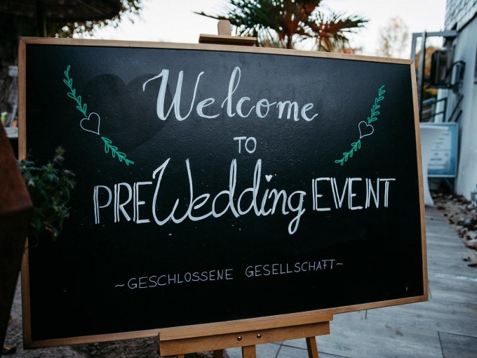Board with the inscription 'Welcome to Pre Wedding Event' and 'Closed Society', decorated with hearts and twigs., © Cool-Tours StattReisen Board with the inscription 'Welcome to Pre Wedding Event' and 'Closed Society', decorated with hearts and twigs., © Cool-Tours StattReisen