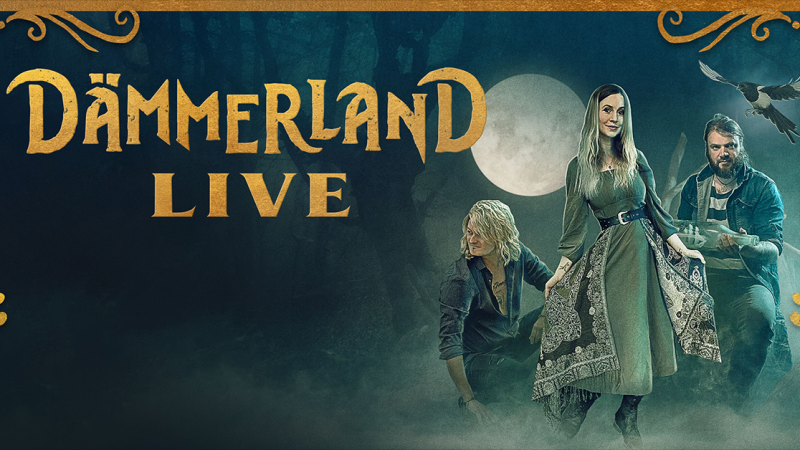 Plakat f&uuml;r 'D&auml;mmerland Live' mit drei Personen in mittelalterlicher Kleidung vor einem Vollmond. Ein Rabe fliegt im Hintergrund., &copy; links im Bild