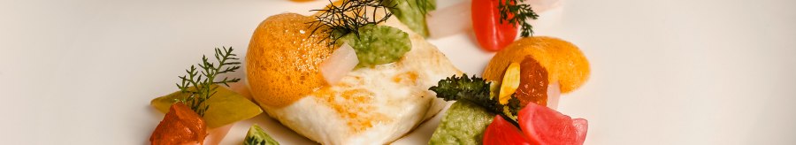 Heilbutt mit Avocado, Radieschen und Schaum kunstvoll auf weißem Teller angerichtet, mit Löffel serviert., © Hupperts Heilbutt mit Avocado, Radieschen und Schaum kunstvoll auf weißem Teller angerichtet, mit Löffel serviert., © Hupperts