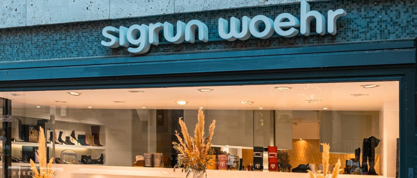 Schaufenster eines Gesch&auml;fts mit dem Namen Sigrun Woehr. Im Inneren sind Schuhe und Accessoires ausgestellt., &copy; Stuttgart Marketing GmbH, Sarah Schmid