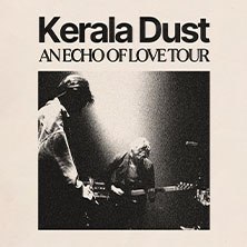 Zwei Musiker auf der Bühne, schwarz-weiß, mit Gitarren. Text: 'Kerala Dust - An Echo of Love Tour'., © links im Bild