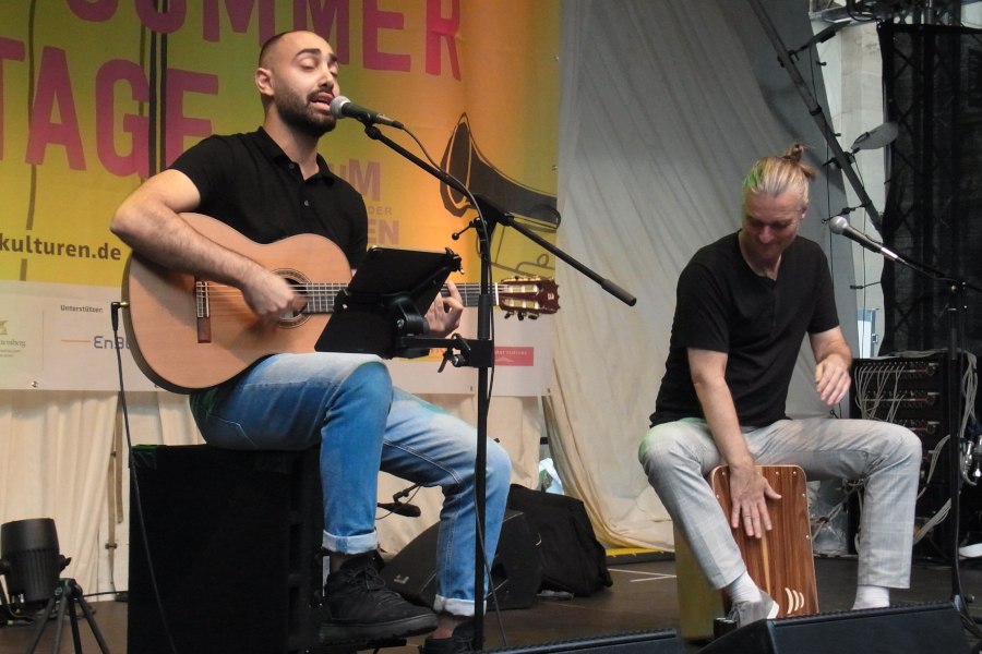 Hans Fickelscher (perc, voc) und Mazen Mohsen (git, voc, oud), © Foto: Forum der Kulturen Stuttgart Hans Fickelscher (perc, voc) und Mazen Mohsen (git, voc, oud), © Foto: Forum der Kulturen Stuttgart