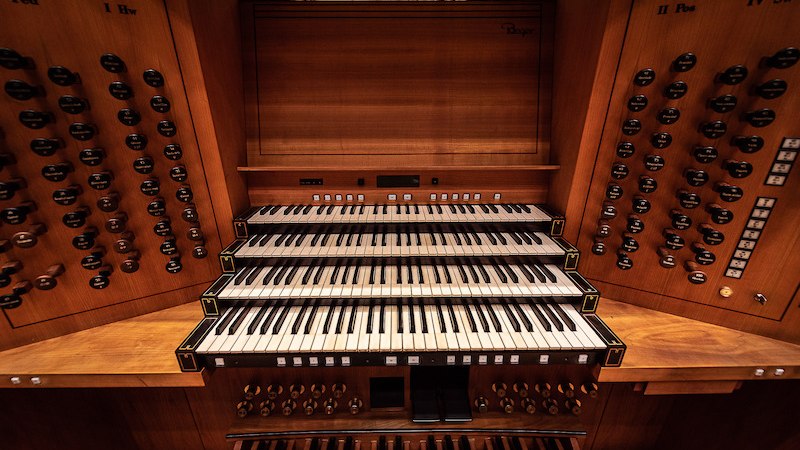Ein beeindruckender Orgelspieltisch mit vier Manualen und zahlreichen Registern, die eine Vielzahl von Klängen ermöglichen., © Staatliche Hochschule für Musik und Darstellende Kunst Ein beeindruckender Orgelspieltisch mit vier Manualen und zahlreichen Registern, die eine Vielzahl von Klängen ermöglichen., © Staatliche Hochschule für Musik und Darstellende Kunst