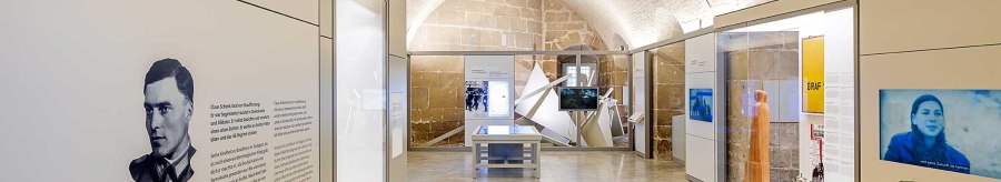 Innenansicht der Stauffenberg-Erinnerungsstätte mit modernen Ausstellungsstücken, Informationstafeln und Bildschirmen in einem gewölbten Raum., © Haus der Geschichte Baden-Württemberg