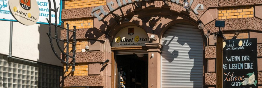 Eingang zu 'Onkel Otto', einem XXL-Schnitzelparadies, mit dekorativem Schild und Tafel mit Spruch &uuml;ber Zitronen., &copy; SMG, Sarah Schmid