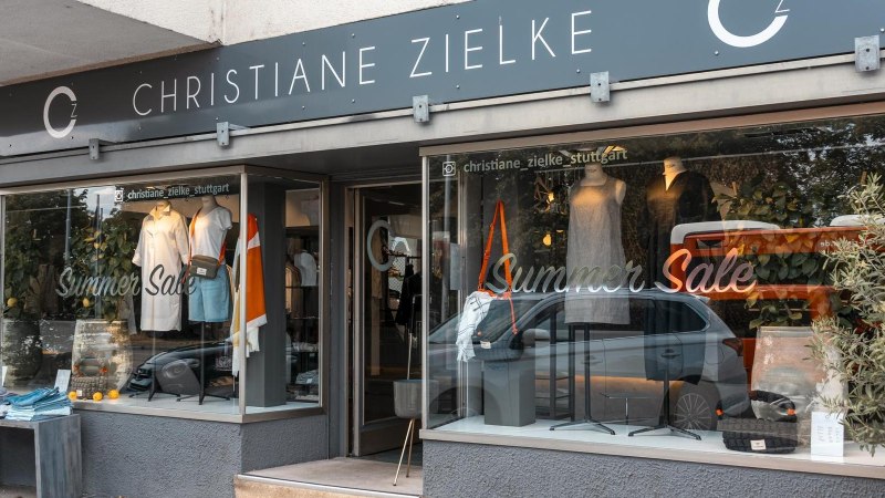 Fashion store 'Christiane Zielke' with window dressing and 'Summer Sale' offer. Clothing and accessories are on display., © SMG Stuttgart Marketing GmbH - Sarah Schmid