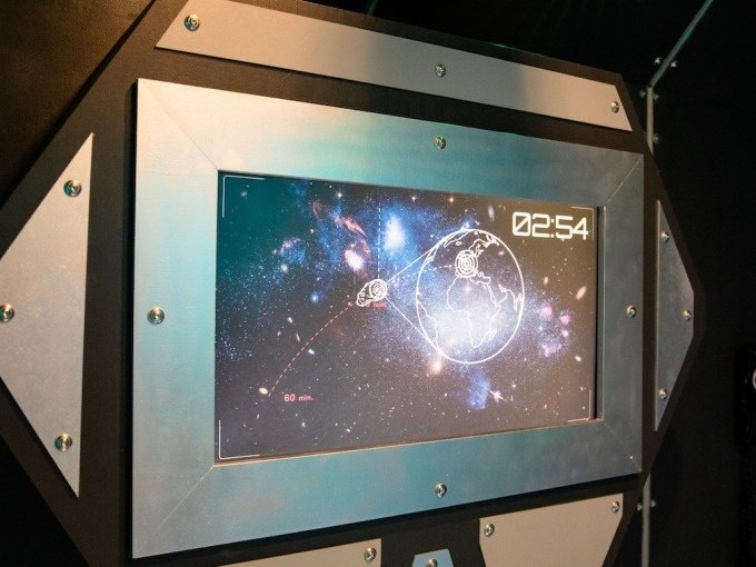 A screen shows a space map with Earth, two spaceships and a countdown timer at 02:54., © ExitGames Stuttgart A screen shows a space map with Earth, two spaceships and a countdown timer at 02:54., © ExitGames Stuttgart