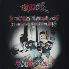 Unordentliches Zimmer mit Personen, bunter Text: "Vince - in meinem Zimmer sieht es aus wie in meinem Kopf", Tour 2023., © links im Bild Unordentliches Zimmer mit Personen, bunter Text: "Vince - in meinem Zimmer sieht es aus wie in meinem Kopf", Tour 2023., © links im Bild