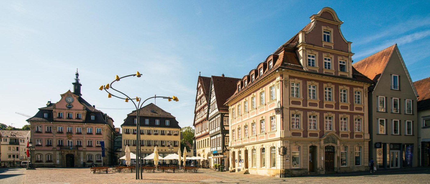 The market square in Schwäbisch Gmünd features historic buildings and a modern work of art under a blue sky., © Stuttgart-Marketing GmbH, Sarah Schmid