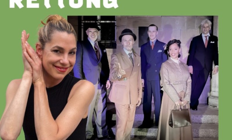 Frau in schwarzem Kleid l&auml;chelt, im Hintergrund elegant gekleidete Personen. Text: 'Die Weihnachtsrettung' auf gr&uuml;nem Hintergrund., &copy; Renitenztheater Stuttgart e.V.