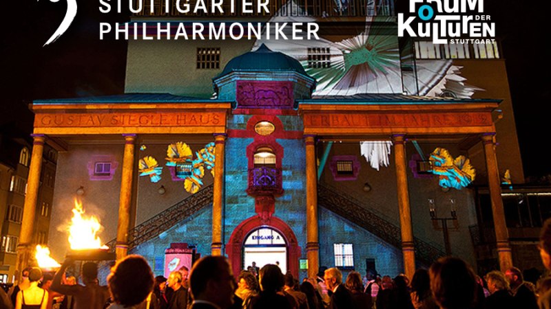 Das Gustav-Siegle-Haus ist nachts beleuchtet, mit Projektionen und einer Menschenmenge davor. Logos der Stuttgarter Philharmoniker und Forum der Kulturen sichtbar., © Stuttgarter Philharmoniker Das Gustav-Siegle-Haus ist nachts beleuchtet, mit Projektionen und einer Menschenmenge davor. Logos der Stuttgarter Philharmoniker und Forum der Kulturen sichtbar., © Stuttgarter Philharmoniker