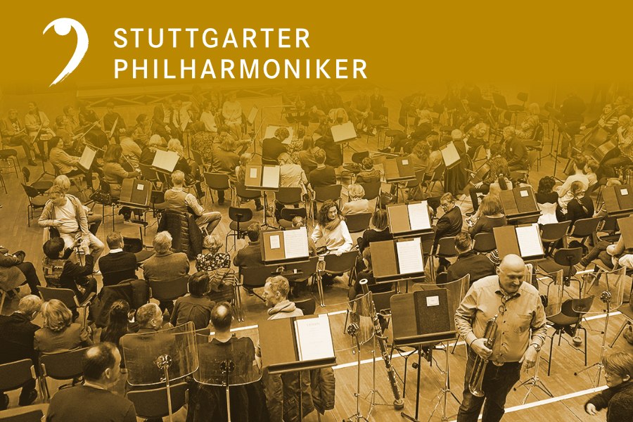 Orchesterprobe der Stuttgarter Philharmoniker mit Musikern und Publikum in einem Saal. Notenständer und Instrumente sind sichtbar., © Stuttgarter Philharmoniker Orchesterprobe der Stuttgarter Philharmoniker mit Musikern und Publikum in einem Saal. Notenständer und Instrumente sind sichtbar., © Stuttgarter Philharmoniker