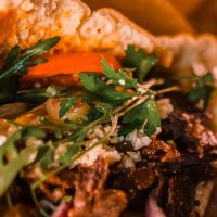 Nahaufnahme eines Döners mit Gemüse und zwei Ayran-Getränken von Alaturka, klassisch und Minze & Dill., © ALATURKA | Das Stuttgarter Original Nahaufnahme eines Döners mit Gemüse und zwei Ayran-Getränken von Alaturka, klassisch und Minze & Dill., © ALATURKA | Das Stuttgarter Original