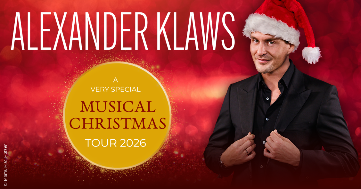 Ein Mann in einem schwarzen Anzug und Weihnachtsm&uuml;tze vor einem roten Hintergrund. Text: 'Alexander Klaws - A Very Special Musical Christmas Tour 2026'., &copy; links im Bild
