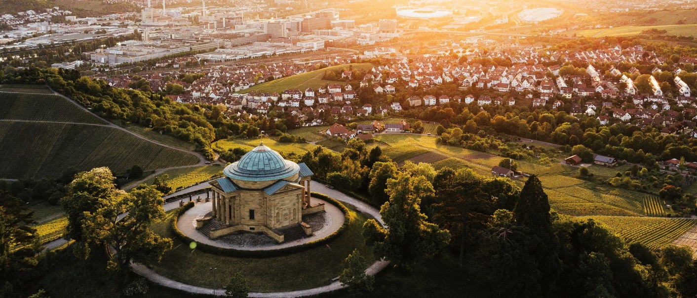 Luftaufnahme der Grabkapelle auf dem Württemberg in Stuttgart, umgeben von Weinbergen und Stadtlandschaft im Sonnenuntergang., © SMG, Cornelius Bierer