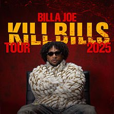 Person in auffälligem Mantel und Sonnenbrille vor rotem Hintergrund. Text: 'Billa Joe Kill Bills Tour 2025'., © links im Bild Person in auffälligem Mantel und Sonnenbrille vor rotem Hintergrund. Text: 'Billa Joe Kill Bills Tour 2025'., © links im Bild
