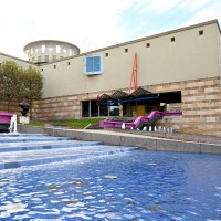 The Haus der Geschichte features modern architecture with a fountain in the foreground. Trees line the building, which impresses with its clear lines and colors., © hdgbw