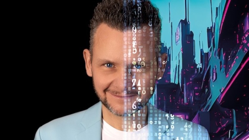 Ein Mann in einem blauen Anzug, dessen Gesicht zur Hälfte digitalisiert ist, vor einem futuristischen Stadtbild mit leuchtenden Farben., © Renitenztheater Stuttgart e.V. Ein Mann in einem blauen Anzug, dessen Gesicht zur Hälfte digitalisiert ist, vor einem futuristischen Stadtbild mit leuchtenden Farben., © Renitenztheater Stuttgart e.V.