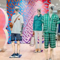 Shop window at Breuninger Stuttgart with four mannequins in fashionable menswear against a colorful background., © Breuninger, Stuttgart Shop window at Breuninger Stuttgart with four mannequins in fashionable menswear against a colorful background., © Breuninger, Stuttgart