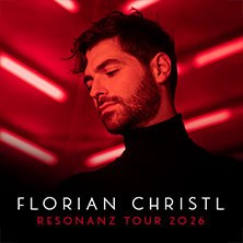 Ein Mann mit Bart und dunklem Haar vor einem roten Hintergrund. Text: 'Florian Christl Resonanz Tour 2026'., &copy; links im Bild