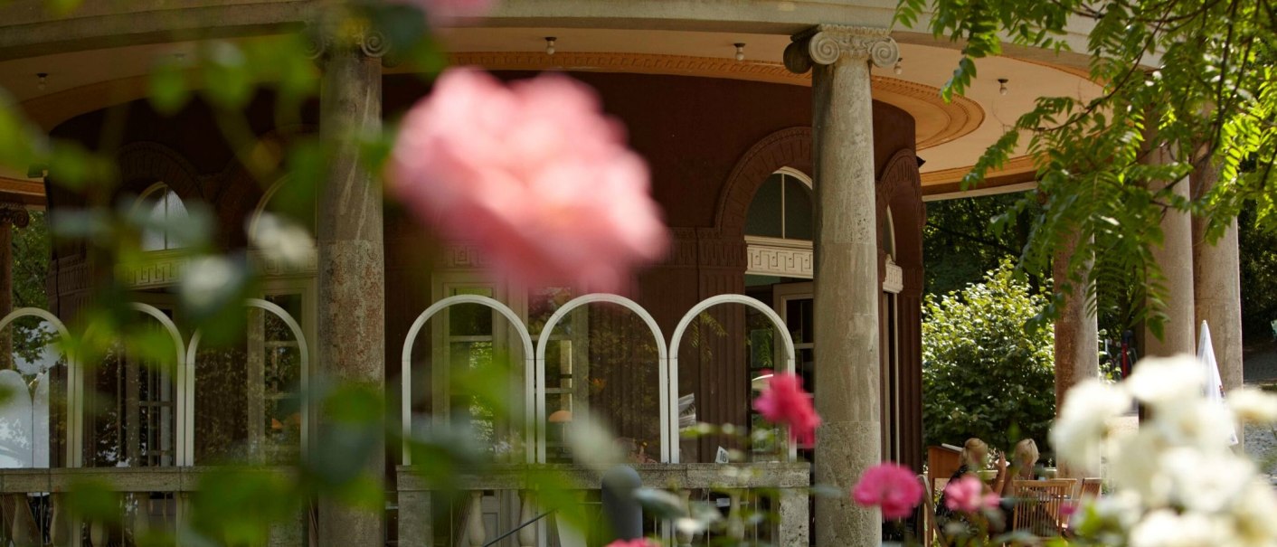 Das Teehaus im Weißenburgpark Stuttgart, umgeben von blühenden Rosen und grünen Blättern. Säulen und Fenster sind sichtbar., © Stuttgart-Marketing GmbH Christoph Düpper