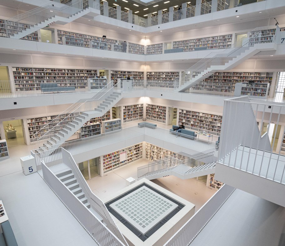 Moderne Bibliothek mit mehreren Etagen, wei&szlig;en W&auml;nden und zahlreichen B&uuml;cherregalen. Offenes Design mit Treppen und Sitzbereichen., &copy; SMG, Sarah Schmid