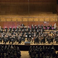 Das SWR Symphonieorchester spielt auf einer gro&szlig;en B&uuml;hne vor Publikum. Die Musiker tragen formelle Kleidung, und der Dirigent steht in der Mitte., &copy; SWR Alexander Kluge