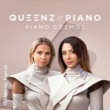 Two women in elegant, futuristic clothing stand in front of a stylized piano background. 'Queenz of Piano' is written at the top., © links im Bild Two women in elegant, futuristic clothing stand in front of a stylized piano background. 'Queenz of Piano' is written at the top., © links im Bild