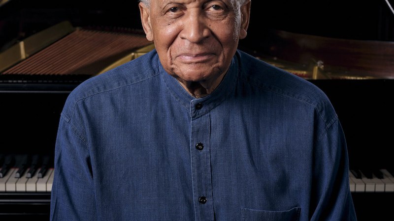 Ein älterer Mann in einem blauen Hemd sitzt vor einem Flügel. Der Hintergrund ist dunkel, der Fokus liegt auf dem Mann und dem Instrument., © Theaterhaus Stuttgart e.V. Ein älterer Mann in einem blauen Hemd sitzt vor einem Flügel. Der Hintergrund ist dunkel, der Fokus liegt auf dem Mann und dem Instrument., © Theaterhaus Stuttgart e.V.