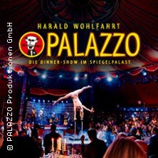 Poster of the show 'Harald Wohlfahrt PALAZZO' with acrobatics in the Spiegelpalast, festively laid tables in the foreground., © links im Bild Poster of the show 'Harald Wohlfahrt PALAZZO' with acrobatics in the Spiegelpalast, festively laid tables in the foreground., © links im Bild