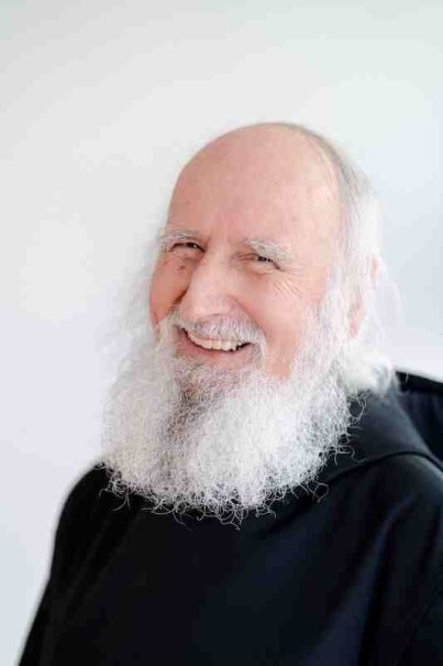 Ein älterer Mann mit langem weißem Bart lächelt in die Kamera. Er trägt schwarze Kleidung vor einem hellen Hintergrund., © Börsenverein des Deutschen Buchhandels, Landesverband Baden-Württemberg e.V. Ein älterer Mann mit langem weißem Bart lächelt in die Kamera. Er trägt schwarze Kleidung vor einem hellen Hintergrund., © Börsenverein des Deutschen Buchhandels, Landesverband Baden-Württemberg e.V.