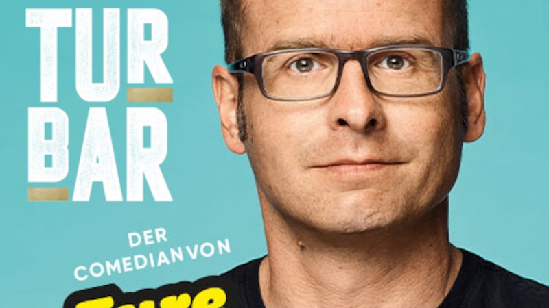 Porträt eines Mannes mit Brille vor blauem Hintergrund, Text: KULTURBAR, Der Comedian von Eure Mütter., © BW-Spielbanken GmbH & Co. KG / Spielbank Stuttgart
