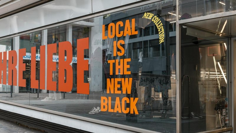 Shop windows with the inscriptions '20 years of love' and 'Local is the new black' in large, eye-catching letters., © Stuttgart-Marketing GmbH, Sarah Schmid Shop windows with the inscriptions '20 years of love' and 'Local is the new black' in large, eye-catching letters., © Stuttgart-Marketing GmbH, Sarah Schmid