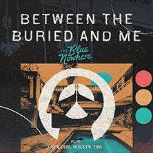 Grafik mit dem Text 'Between The Buried And Me', geometrischen Formen und dem Zusatz 'The Blue Nowhere'. Farben: Rot, Gelb, Blau, Grün., © links im Bild